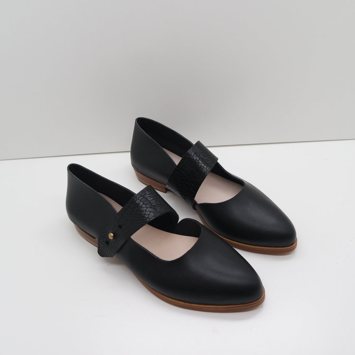 HL25 SALE. SIZE 41. The Lila. Brasil Nero with Black Salamander strap