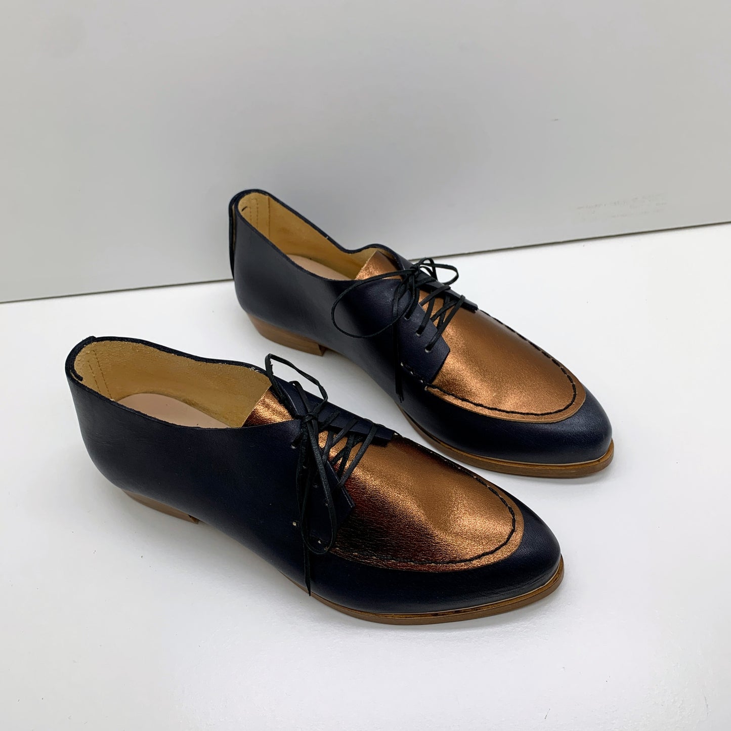 READY MADE. SIZE 37. THE CHUCK. BB NORI. BRONZE LAKE. BLACK THREAD. EDGE INKED. 2CM.