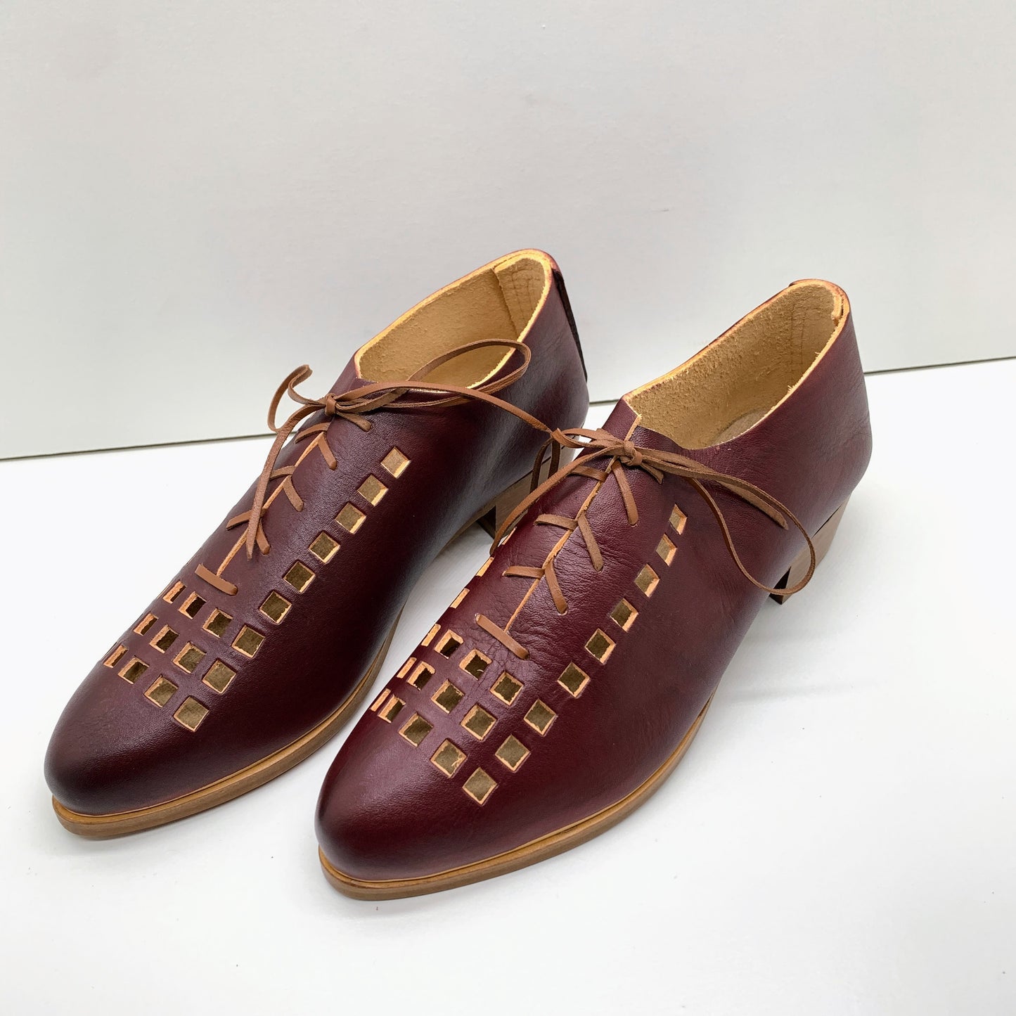THE ERICA. BB CLARET WITH BROWN LACE.