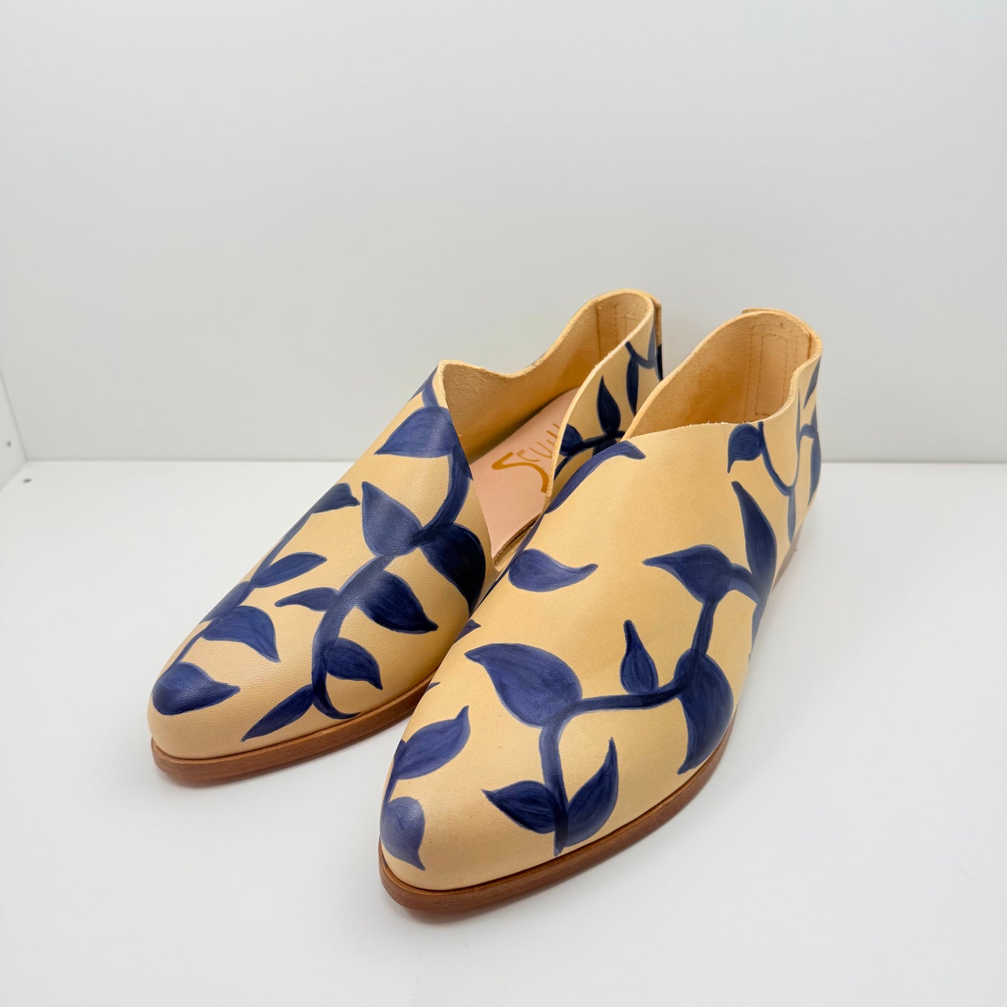 The Kim in Butter with Vines Pattern in Azure