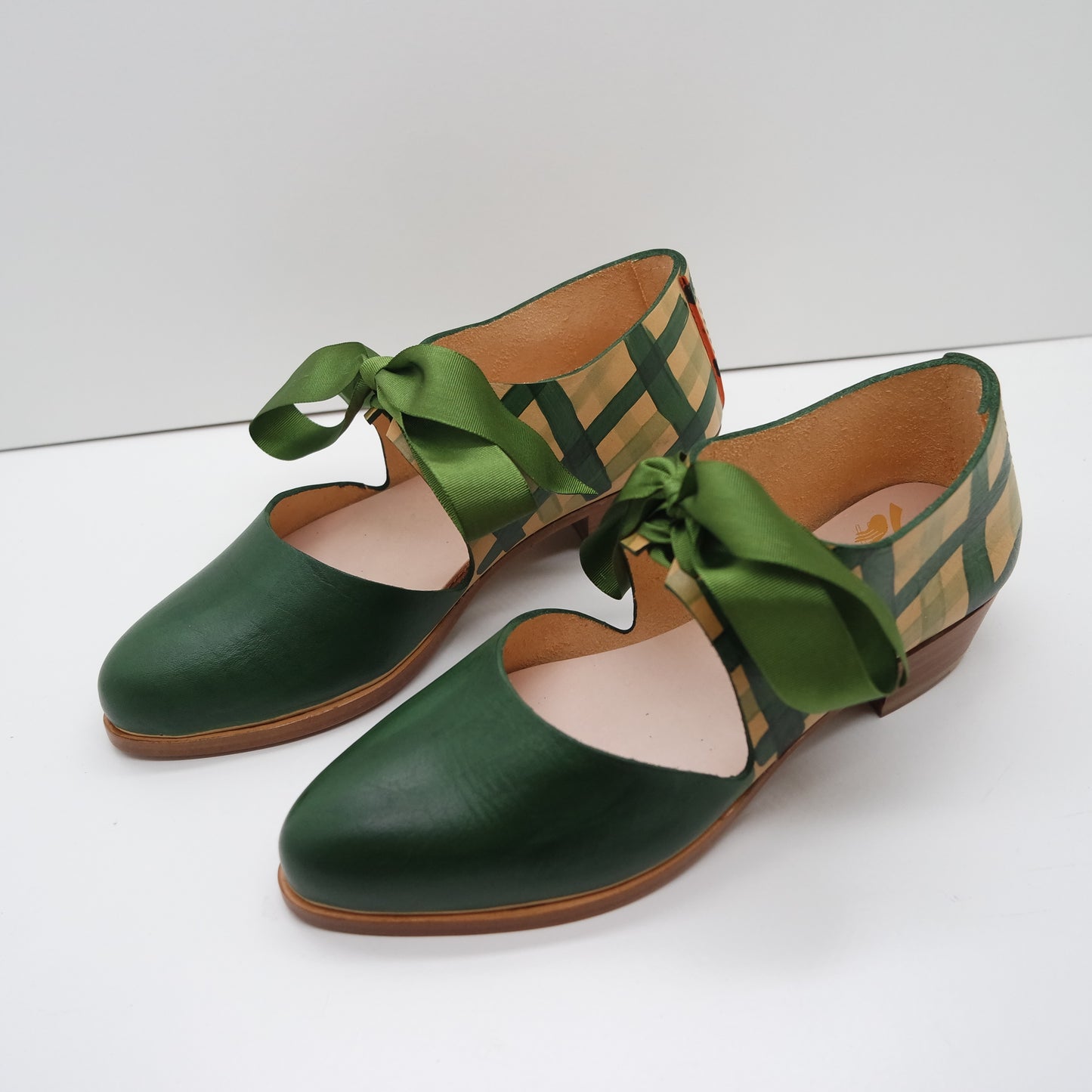 THE MARY. BB BUKO FRONT. DOUBLE GINGHAM BUKO ATIS BACK. EDGE INKED. GREEN RIBBON.