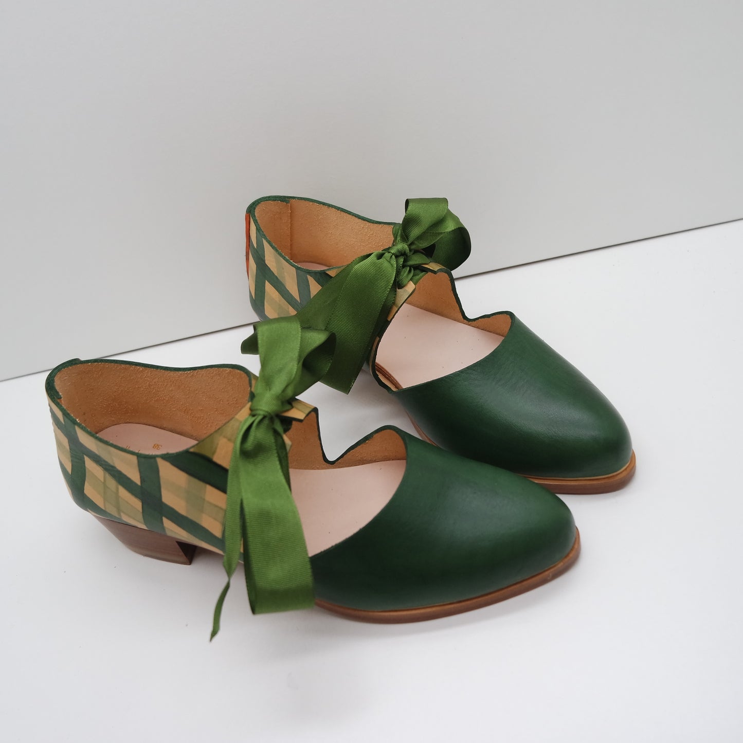 THE MARY. BB BUKO FRONT. DOUBLE GINGHAM BUKO ATIS BACK. EDGE INKED. GREEN RIBBON.