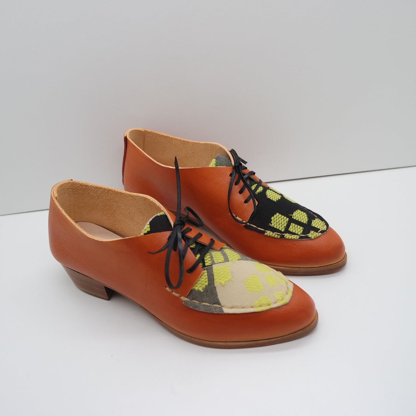 READY MADE. SIZE 38. THE CHUCK. BB TOAST W BLACK AND YELLOW ACE AND JIG LAKE. 3CM (D8) (MARKED SAMPLE)