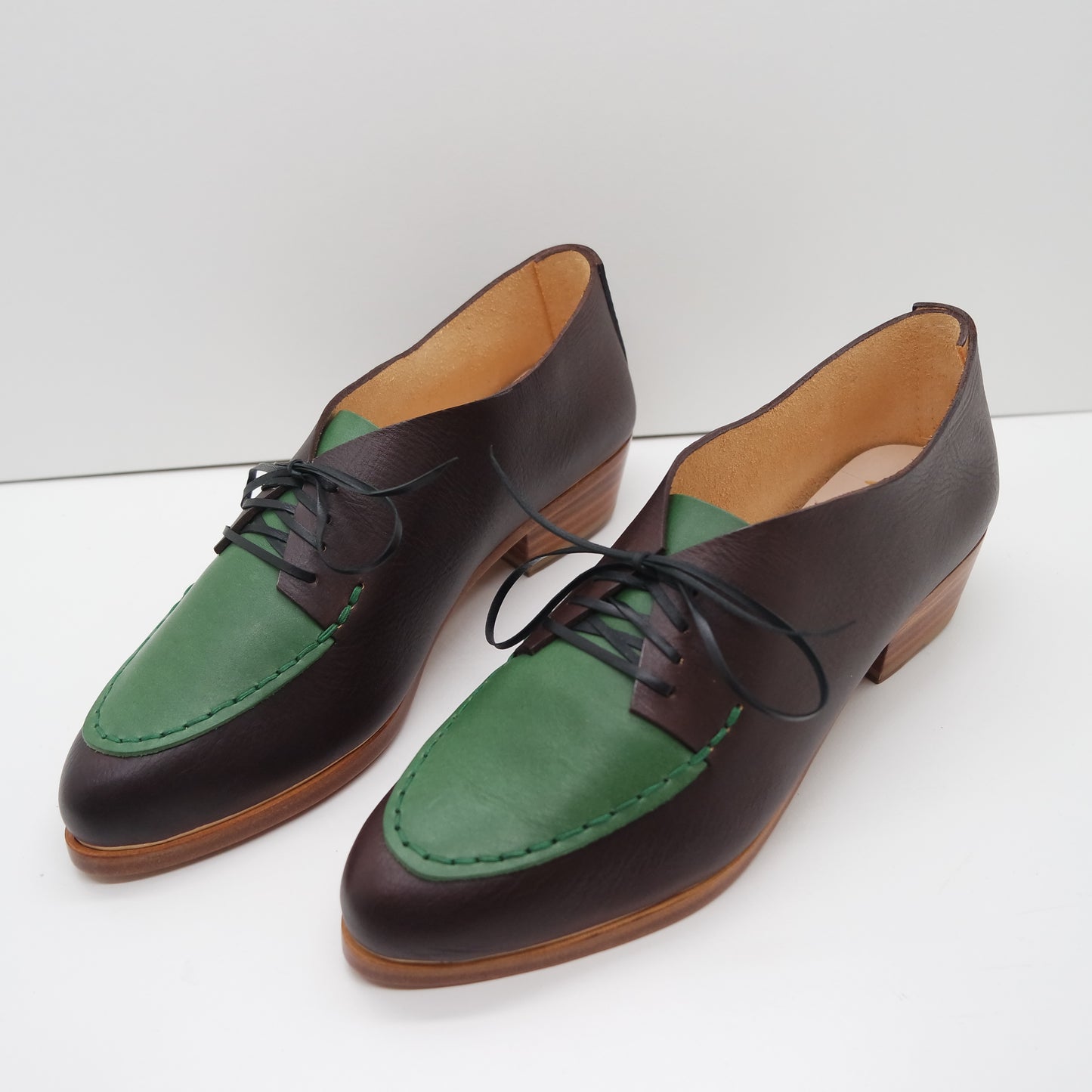 THE CHUCK. BB TAMARIND W AVOCADO LAKE. EDGE INKED. GREEN THREAD.