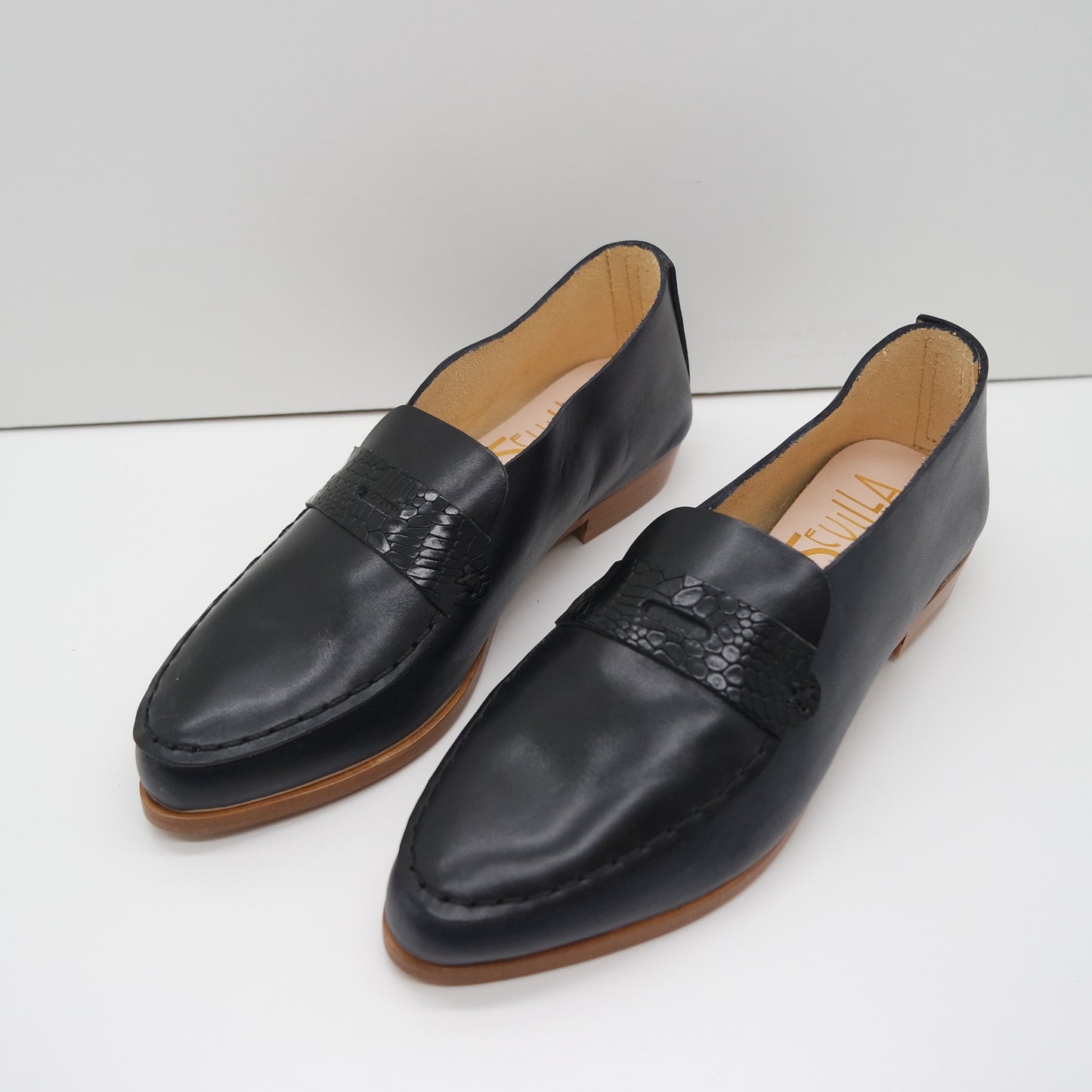 THE PENNY. BB NORI. IBIZA NERO LAKE. BLACK SALAMANDER MASK. BLACK THREAD. EDGE INKED.