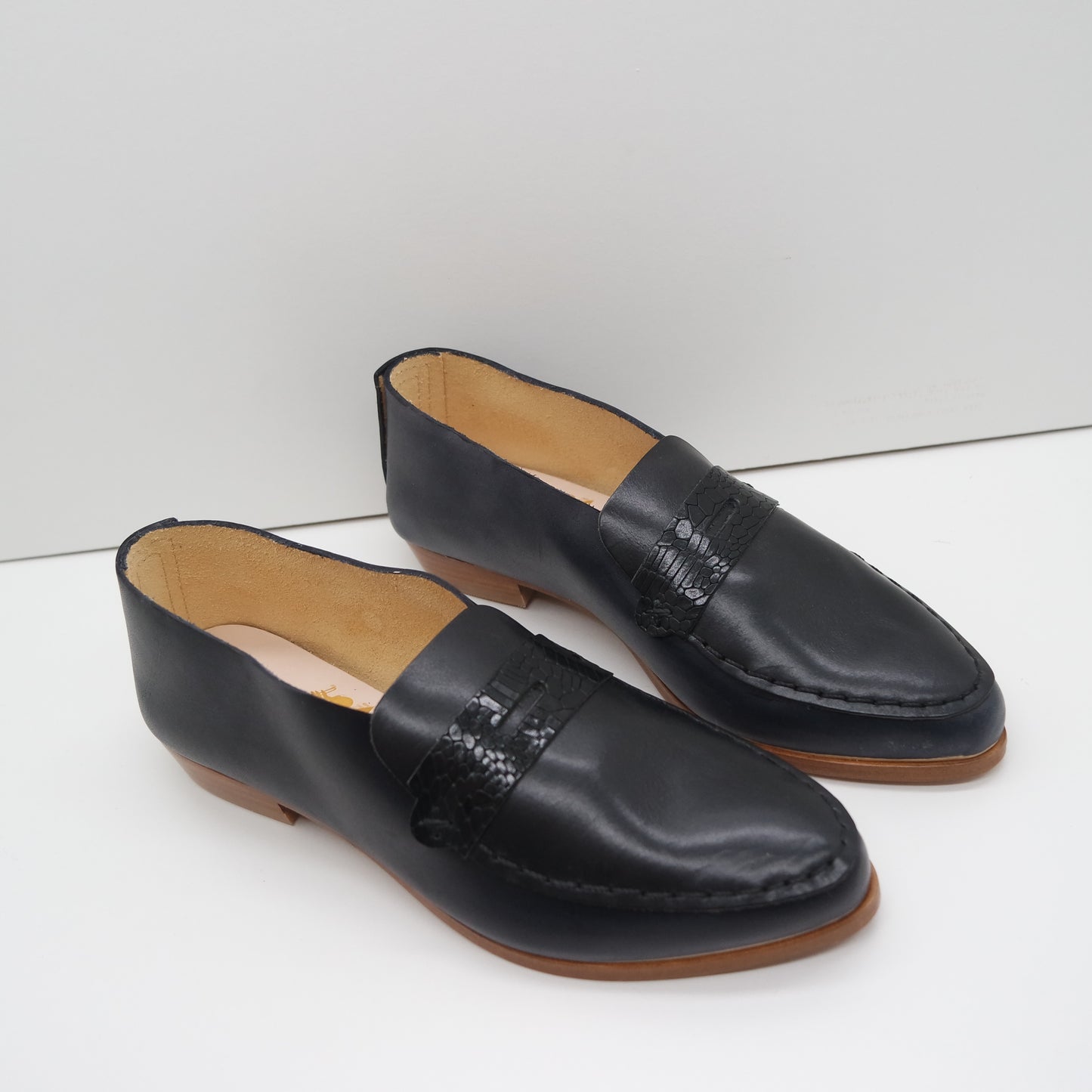 THE PENNY. BB NORI. IBIZA NERO LAKE. BLACK SALAMANDER MASK. BLACK THREAD. EDGE INKED.