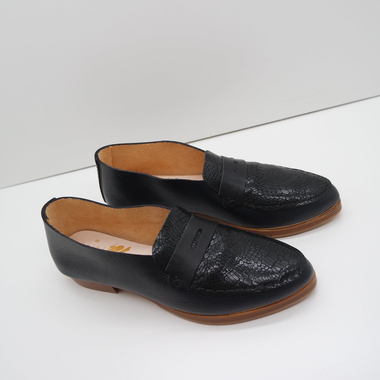 THE PENNY. BB NORI . BLACK SALAMANDER LAKE. BRASIL NERO MASK. BLACK THREAD. EDGE INKED.