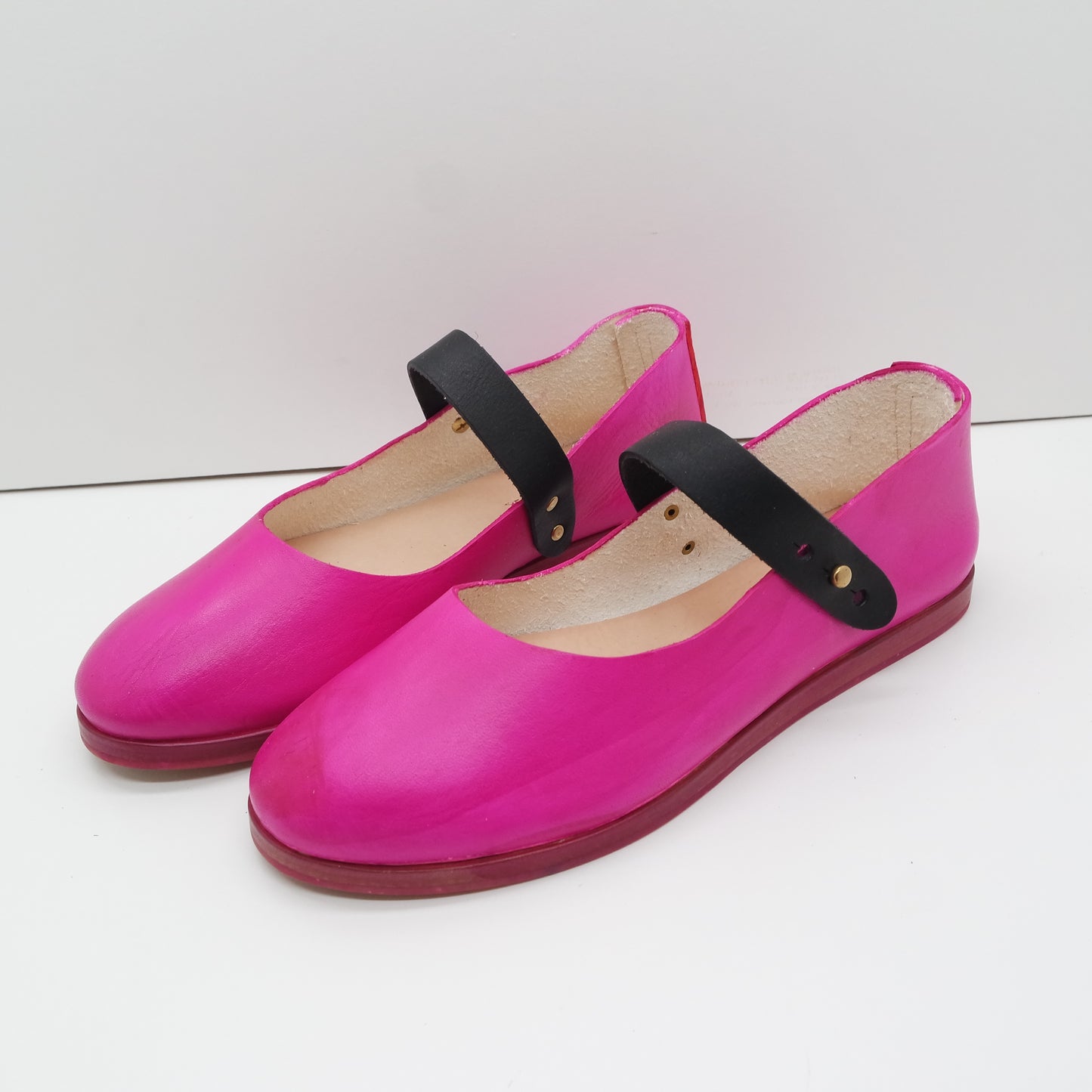 THE DEE DEE. RAMBUTAN PINK W BRASIL NERO STRAP. EDGE INKED. OVERDYED SOLE.