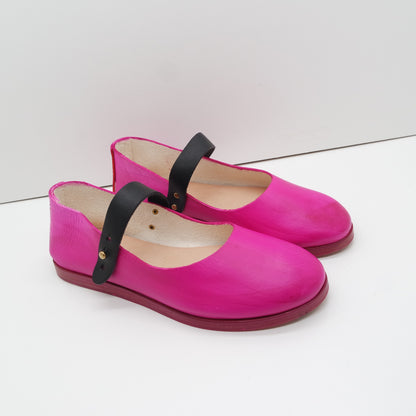 THE DEE DEE. RAMBUTAN PINK W BRASIL NERO STRAP. EDGE INKED. OVERDYED SOLE.
