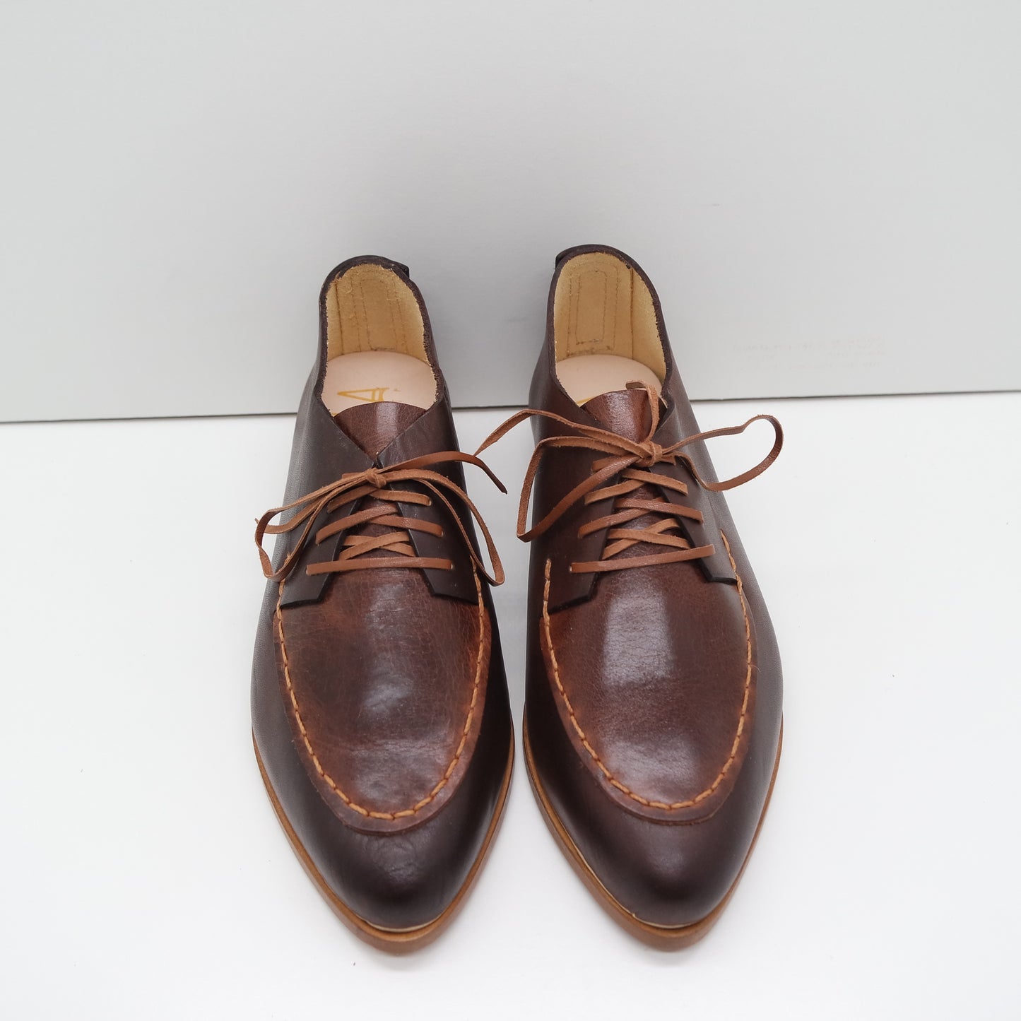 THE CHUCK. BB TAMARIND W IBIZA CUOIO LAKE. TOAST THREAD. BROWN LACE. EDGE INKED.