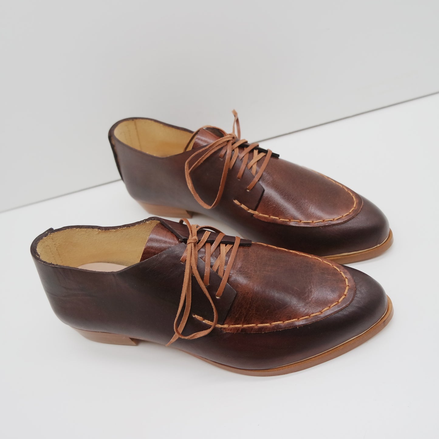 THE CHUCK. BB TAMARIND W IBIZA CUOIO LAKE. TOAST THREAD. BROWN LACE. EDGE INKED.