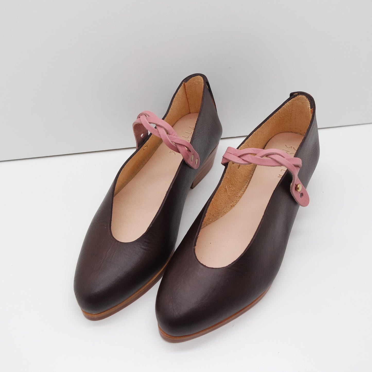 MAMA DAY SALE. SIZE 37. THE PEPA. TAMARIND WITH EDGE INK AND BRAIDED CIPRIA STRAP. 3CM. (PATTERN SAMPLE, LOW FRONT). 102