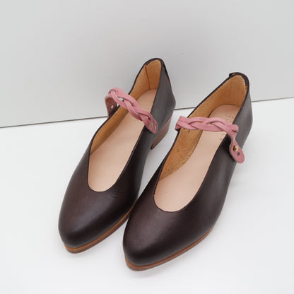 MAMA DAY SALE. SIZE 37. THE PEPA. TAMARIND WITH EDGE INK AND BRAIDED CIPRIA STRAP. 3CM. (PATTERN SAMPLE, LOW FRONT). 102