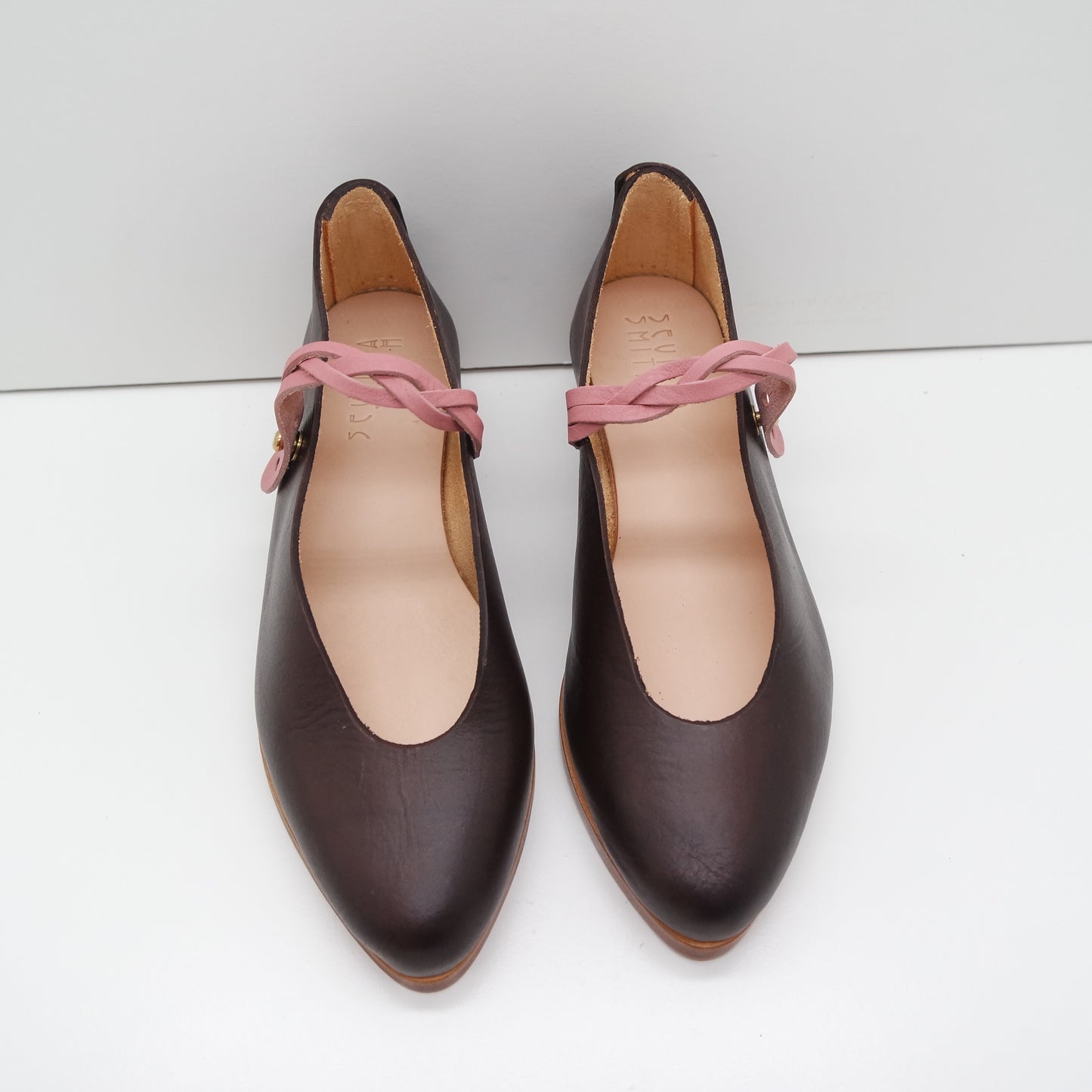 MAMA DAY SALE. SIZE 37. THE PEPA. TAMARIND WITH EDGE INK AND BRAIDED CIPRIA STRAP. 3CM. (PATTERN SAMPLE, LOW FRONT). 102