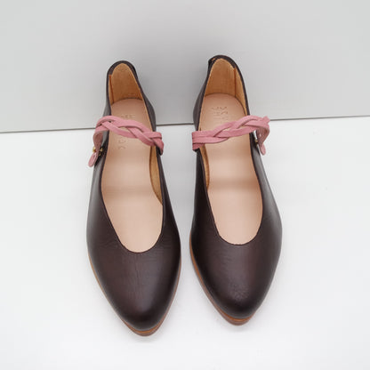 MAMA DAY SALE. SIZE 37. THE PEPA. TAMARIND WITH EDGE INK AND BRAIDED CIPRIA STRAP. 3CM. (PATTERN SAMPLE, LOW FRONT). 102
