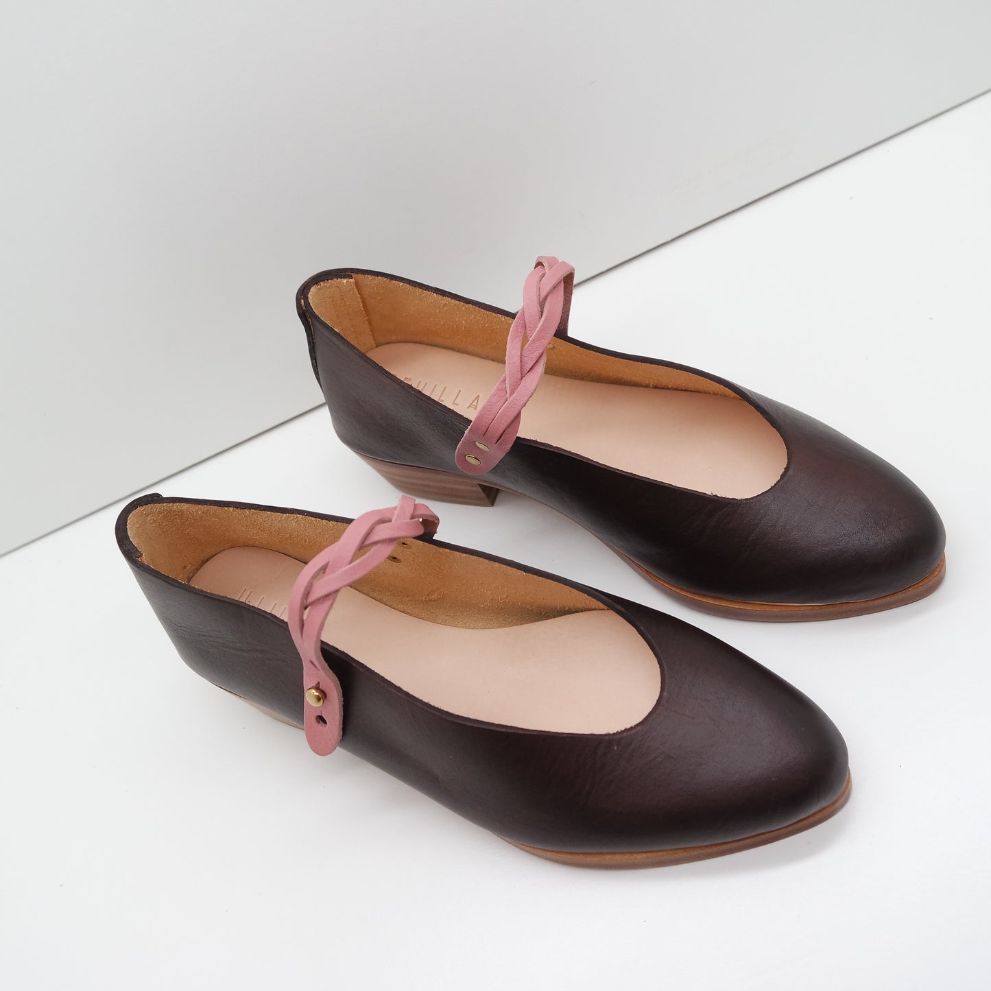 MAMA DAY SALE. SIZE 37. THE PEPA. TAMARIND WITH EDGE INK AND BRAIDED CIPRIA STRAP. 3CM. (PATTERN SAMPLE, LOW FRONT). 102