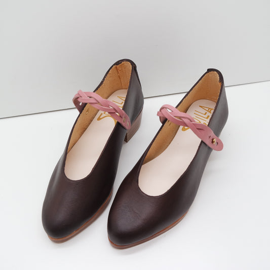 MAMA DAY SALE. SIZE 35. THE PEPA. TAMARIND WITH EDGE INK. BRAIDED CIPRIA STRAP. 3CM. 111