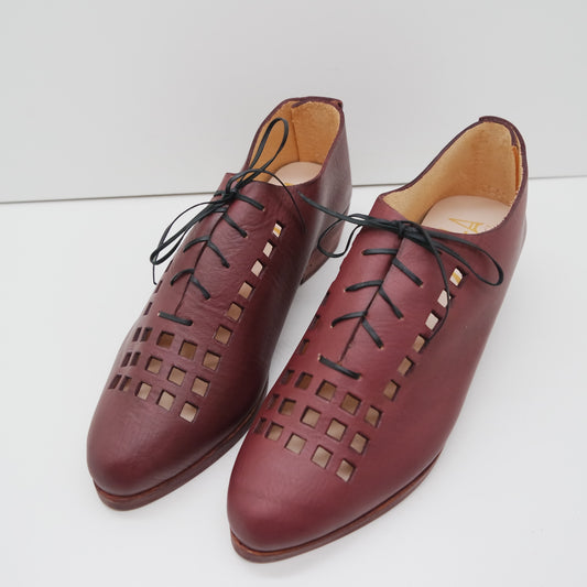MAMA DAY SALE. SIZE 38. THE ERICA. CLARET WITH EDGE INK AND OVERDYED SOLE. 3CM. (DYE SAMPLE) 114