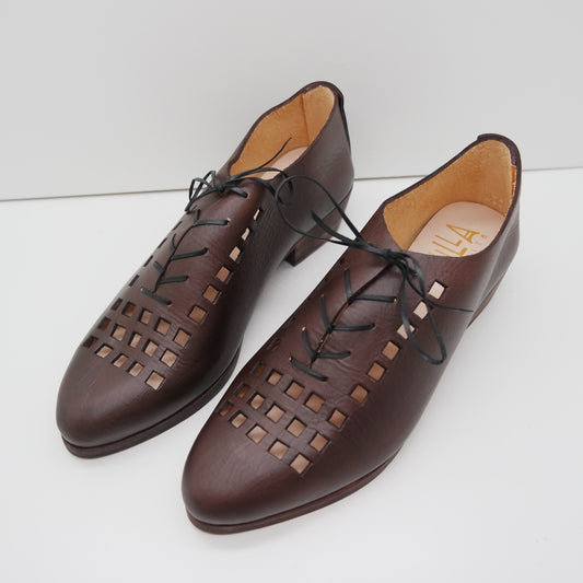 MAMA DAY SALE. SIZE 38. THE ERICA. TAMARIND WITH EDGE INK AND OVERDYED SOLE. 3CM. (DYE SAMPLE) 115