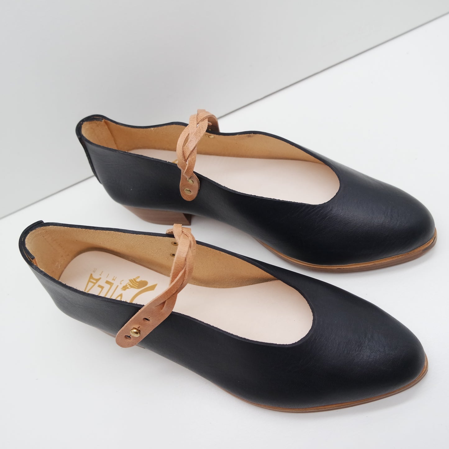 MAMA DAY SALE. SIZE 41. THE PEPA. NORI WITH EDGE INK AND IBIZA CAMELLO BRAID. 3CM. (PATTERN SAMPLE) 119