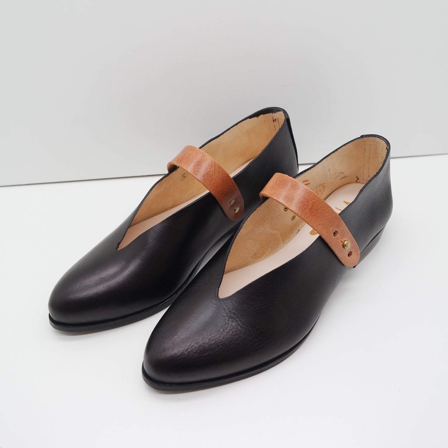 MAMA DAY SALE. SIZE 40. THE MARTA. NORI WITH EDGE INK AND OVERDYED SOLE. IBIZA CAMELLO STRAP. 132