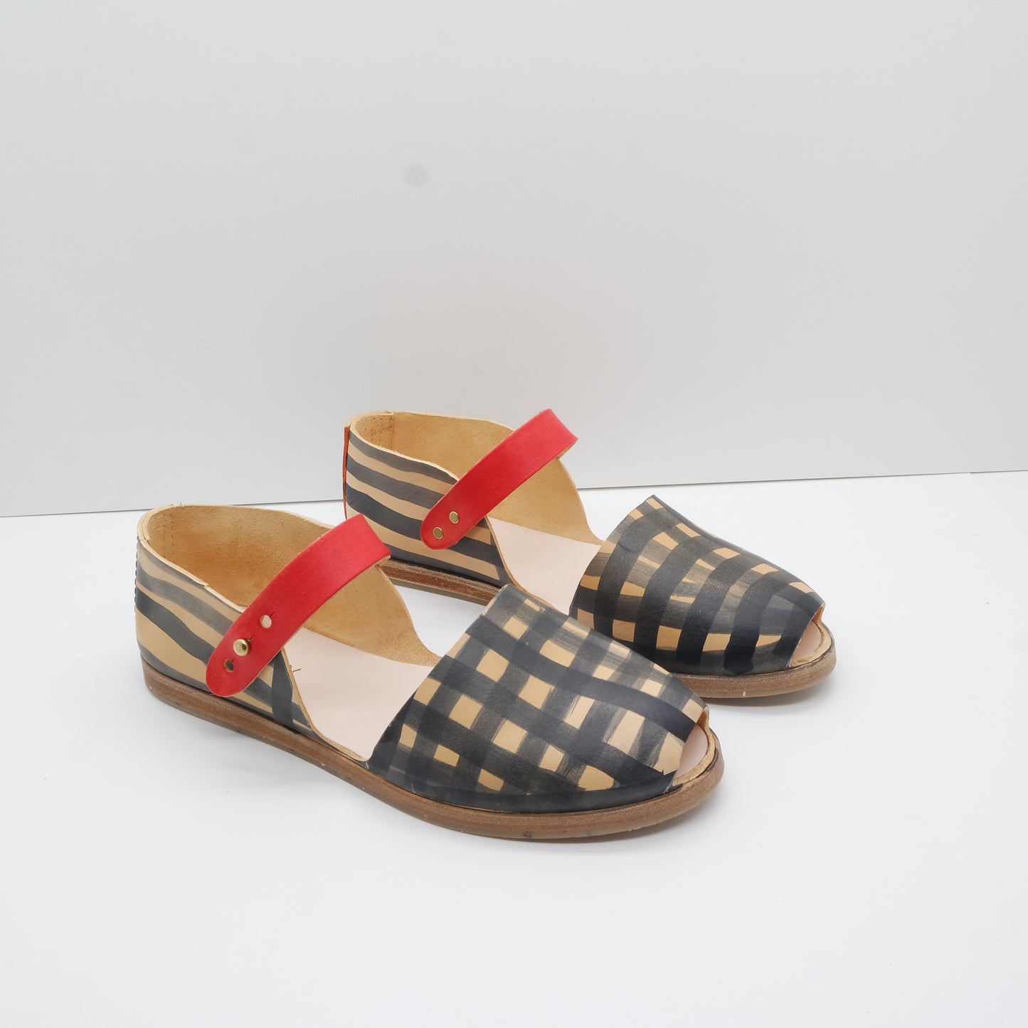 THE CATU. MIEL W BLACK GINGHAM AND RED STRAP