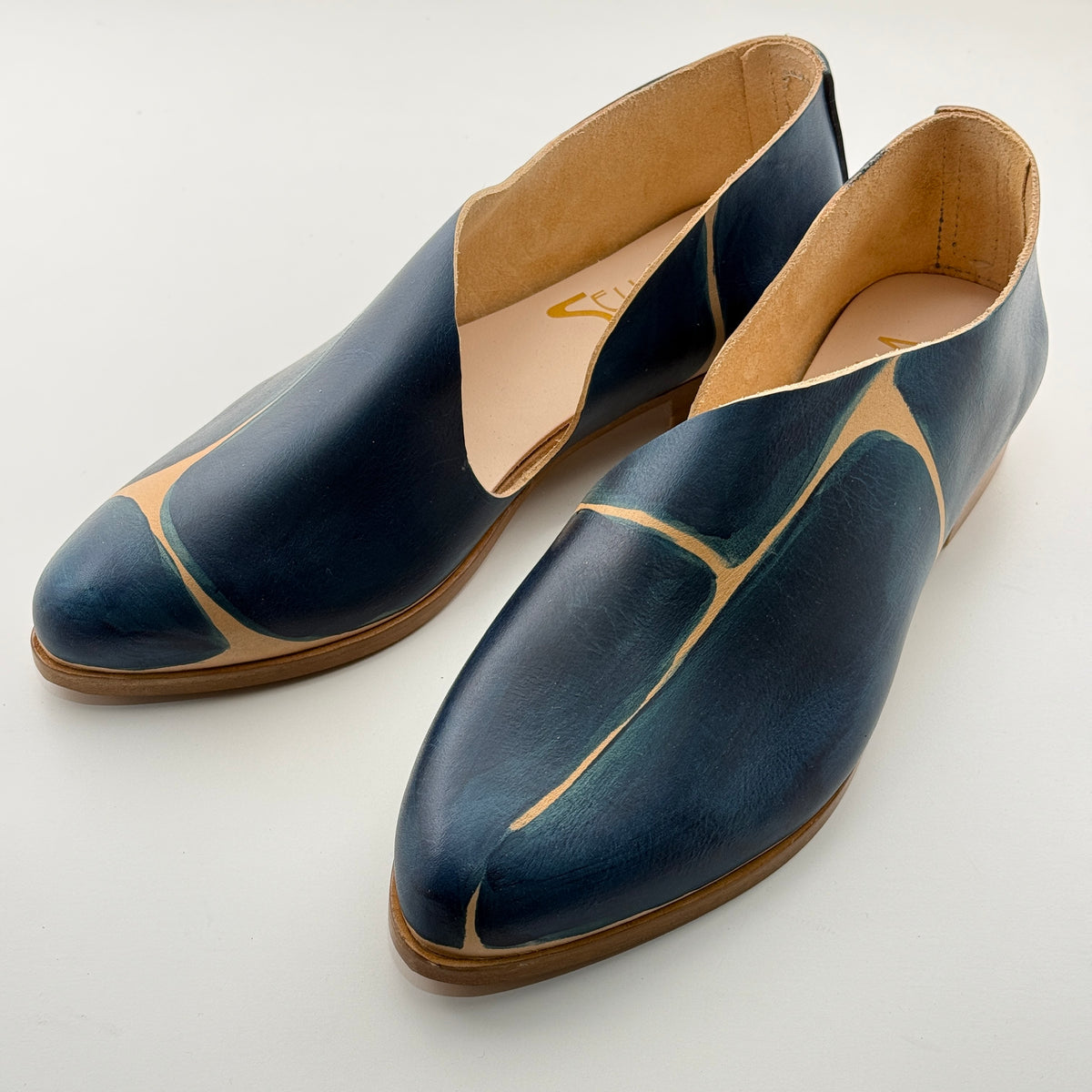 The Kim in Butter with Giraffe Pattern Azure