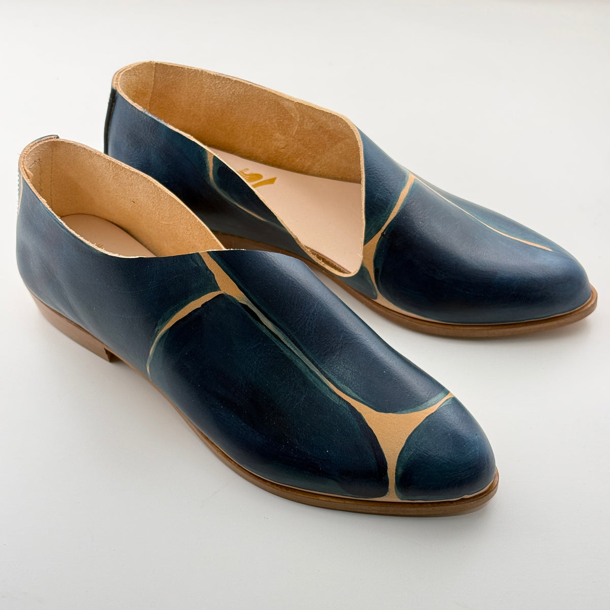 The Kim in Butter with Giraffe Pattern Azure