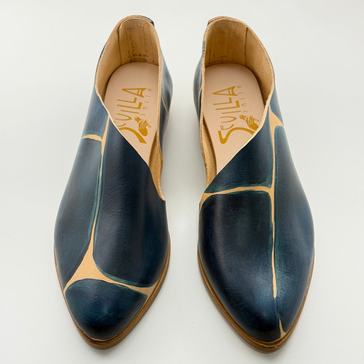 The Kim in Butter with Giraffe Pattern Azure